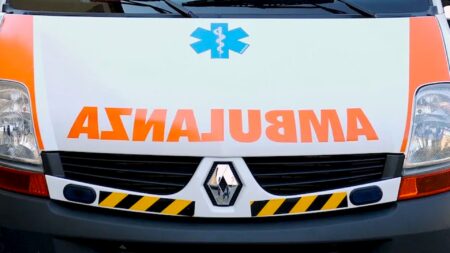 Varese: Scivolata in via Monte Santo, motociclista ferito