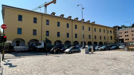 Varese: Senza ponteggi la facciata della nuova caserma