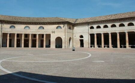 Senigallia: Al Foro Annonario è in mostra la scultura