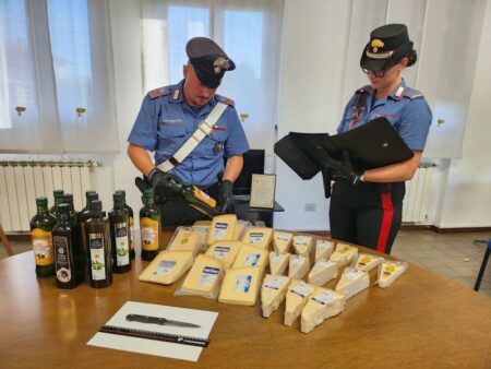 Somma L.: Fa razzia di olio e formaggi, 21enne arrestato