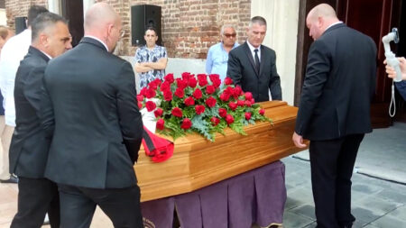 Samarate: L'addio ad Enrico Puricelli, l'arrivo del feretro