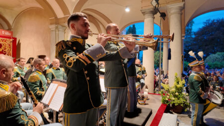 Gazzada: Le Fiamme Gialle suonano e incantano Villa Cagnola