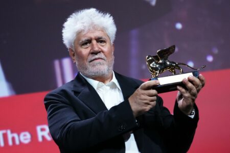 Venezia: Il trionfo di Almodovar (con Tilda Swinton)