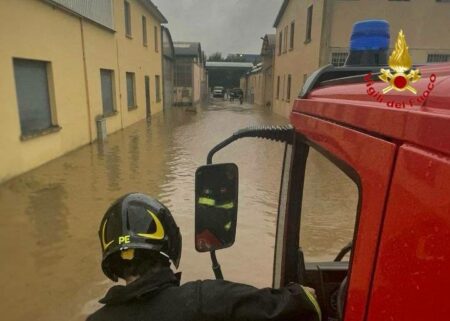 Milano: Pioggia e vento, allagamenti e piante ko