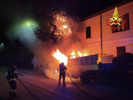 Varano: Furgone in fiamme nella notte