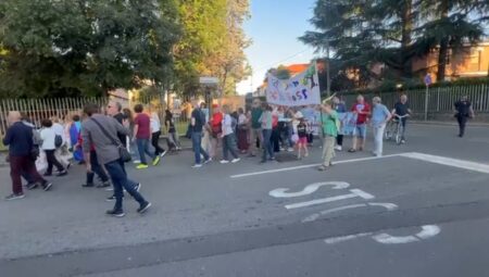 Gallarate: Comitati in corteo per via Curtatone