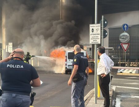 Malpensa: Navetta in fiamme al Terminal 1