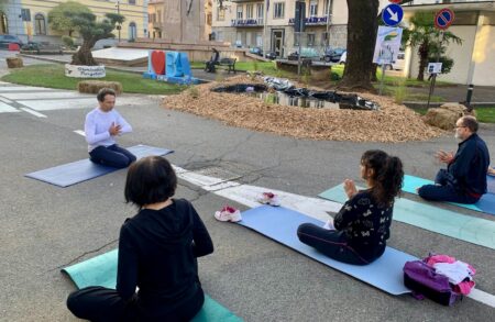 Busto: Piazza Trento e Trieste, yoga vicino al laghetto