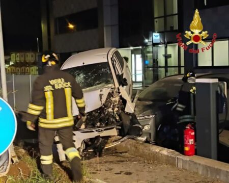 Gornate: Auto "impazzita" travolge palo e veicoli in sosta
