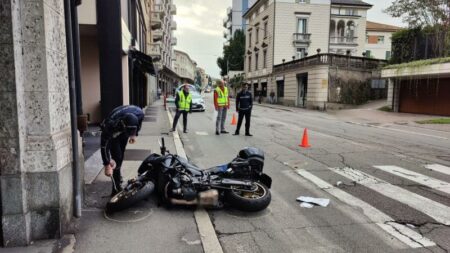 Varese: Travolta da una moto in via Magenta