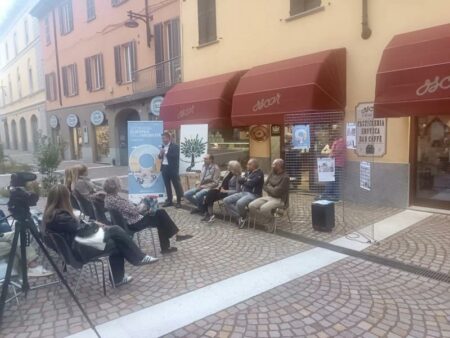 Busto: Via Cavallotti, salotto verde dei negozi storici