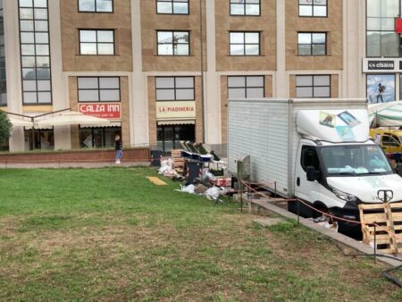 Varese: Scarti di mercato nel giardinetto, la protesta