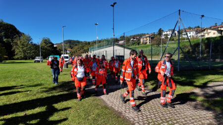 Ternate: Campo scuola ANPAS, un fiume tutto arancione