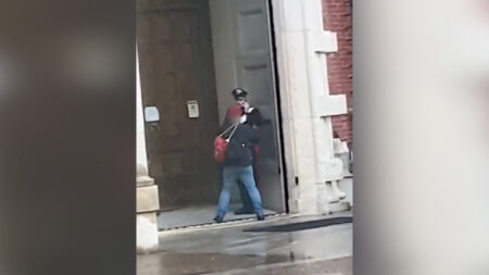 Varese: Il vandalo della piazza ripreso dai passanti