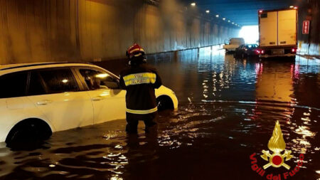Varesotto: Maltempo, VVF in azione nei sottopassi sommersi