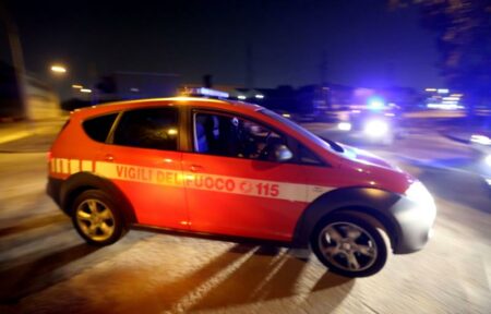 Besozzo: Auto in fiamme, Vigili del Fuoco in via Roma