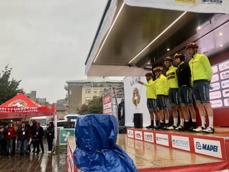 Ciclismo: Tre Valli Varesine, presentazione “bagnata”