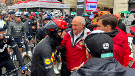 Ciclismo: I ciclisti si fermano, annullata la Tre Valli