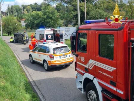 Sumirago: Auto ribaltata in via Matteotti, ferito 81enne