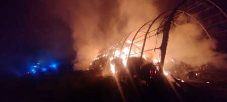 Gavirate: Capannone in fiamme, bruciate 600 balle di fieno