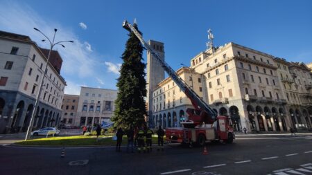 Varese: L'albero di Natale lo fanno i pompieri