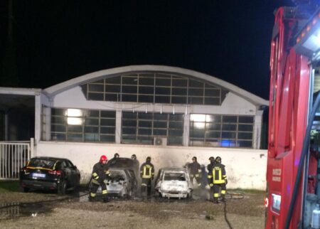 Tradate: Auto in fiamme in un deposito di viale Europa
