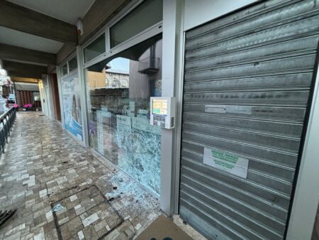 Caronno: Vetrina della farmacia in frantumi, poi la fuga