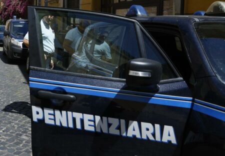 Busto: Carcere, detenuto sferra un pugno all'agente