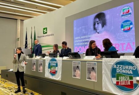 Milano: Azzurro Donna grida il suo no alla Violenza