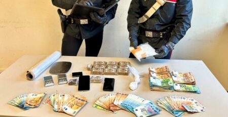 Somma: 200 dosi in meno di un mese, 4 arresti