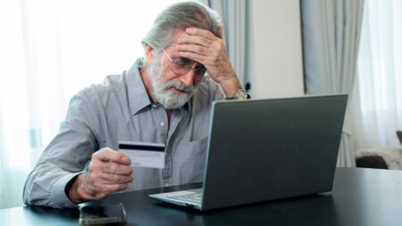 Varese: Truffe agli anziani, sensibilizzazione a teatro