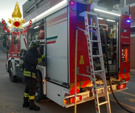 Samarate: Fiamme in fabbrica, intervento dei Vigili