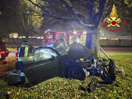 Origgio: Auto contro albero, ferito conducente