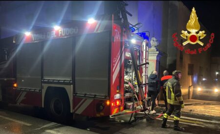 Tradate: Mansarda in fiamme, ferito un Vigile del Fuoco