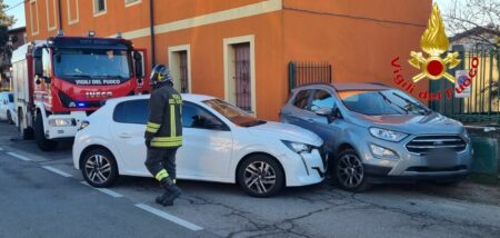 Vanzaghello: Auto contro tubo del gas, intervento immediato