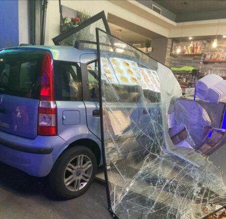 Castronno: Auto fuoristrada irrompe nel kebap