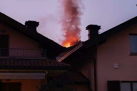 Morazzone: Tetto in fiamme, intervento immediato