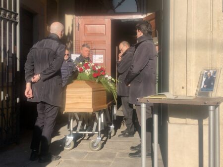 Busto: Rosanna, applauso all’arrivo della bara