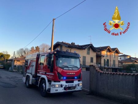 Sumirago: Tetto in fiamme in via Moro, intervento immediato