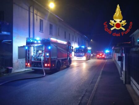 Cassano: In fiamme il tetto di una casa, 3 persone al PS