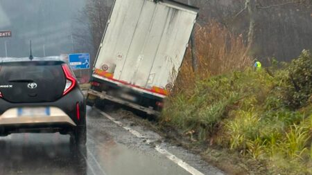 Galliate: Camion inclinato sulla SP36, traffico rallentato