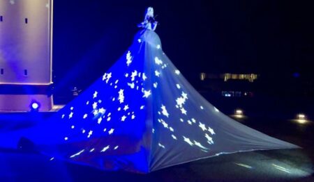 Busto: In centro, violinista con grande gonna illuminata