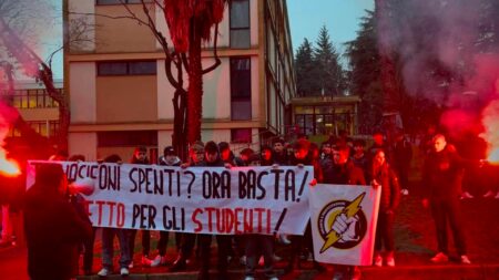 Varese: Protesta alle scuole: "Stop al freddo nelle aule"