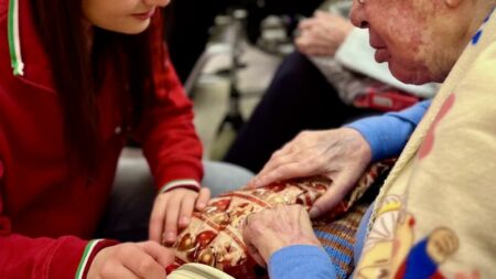 Somma: I doni della CRI emozionano nonni e bimbi