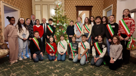 Varese: Gli studenti addobbano l’albero del Prefetto