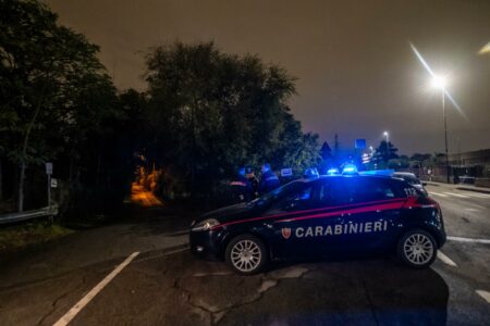 Rimini: Accoltella passanti e carabinieri, ucciso