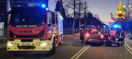 Gallarate: Schianto in via Gramsci, auto contro albero
