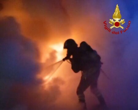 Busto: Auto in fiamme in via per Castellanza