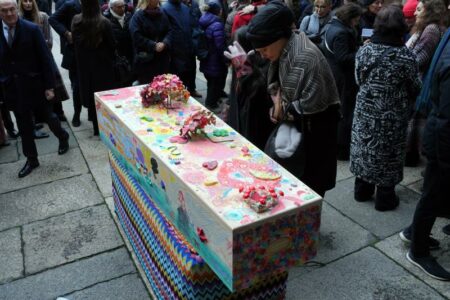 Milano: Feretro decorato per l'addio a Rosita Missoni
