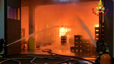 Como: Maxi incendio a Novedrate, 50 vigili sul posto